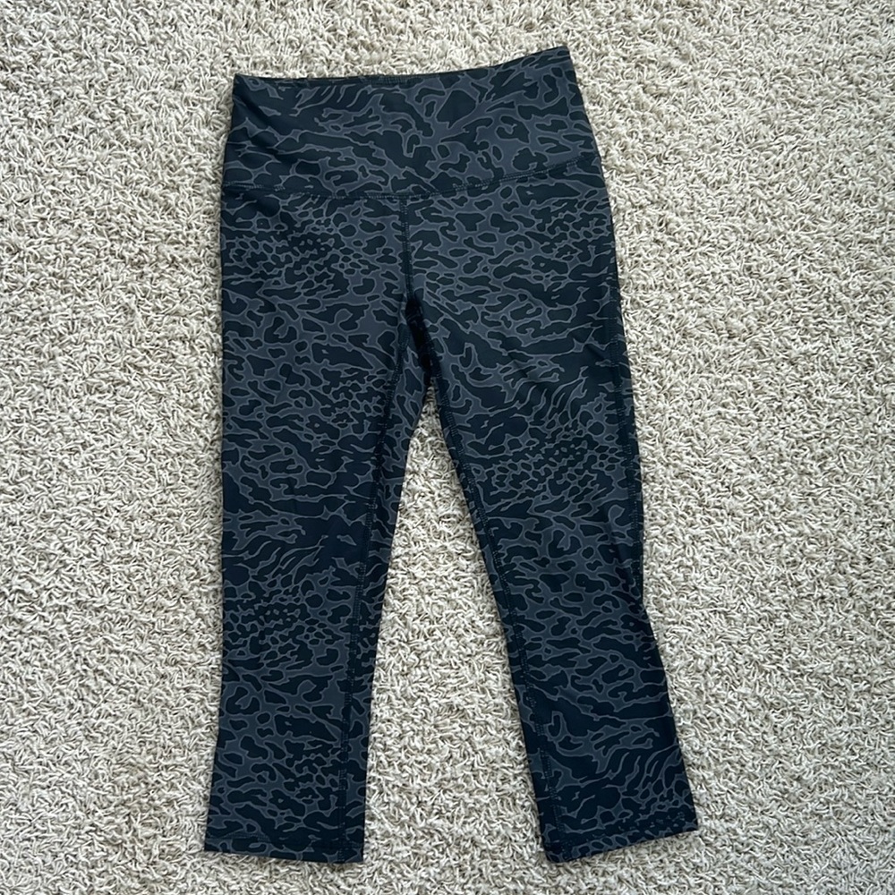 NWOT DSG Women’s XS Black and Gray Patterned Capris Leggings